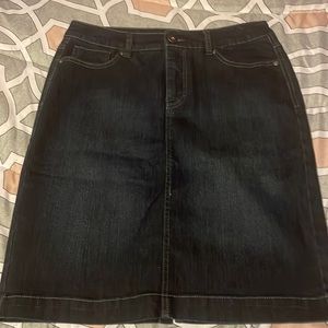 This is an excellent condition. Denim miniskirt size 8.